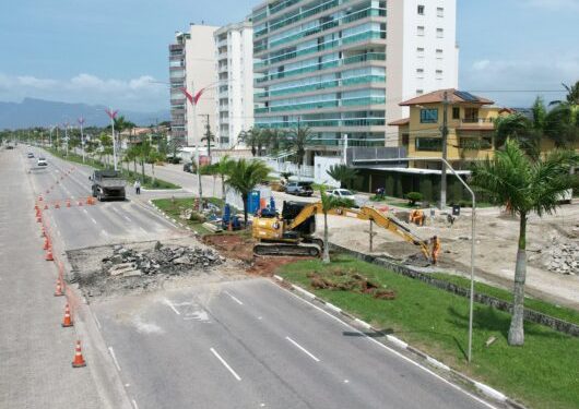 Obra de sistema de drenagem no Aruan é realizada na pista sentido centro de Caraguatatuba