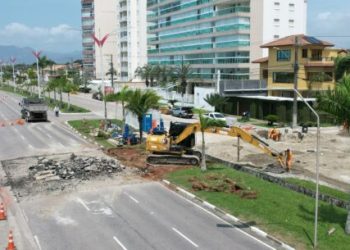Implantação de sistema de drenagem na orla da praia, no Aruan avança para pista sentido centro de Caraguatatuba