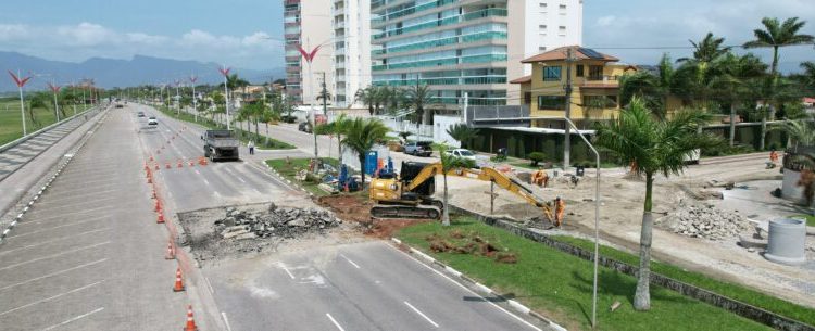 Implantação de sistema de drenagem na orla da praia, no Aruan avança para pista sentido centro de Caraguatatuba