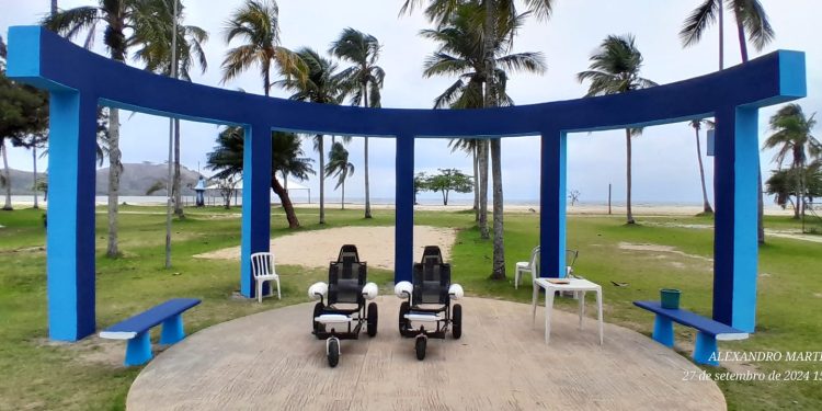 Prefeitura de Caraguatatuba executa pintura de praças esportivas da orla do Centro