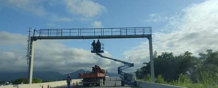DER programa interdição da SP-55, em trecho da divisa com Ubatuba, para instalação de um pórtico