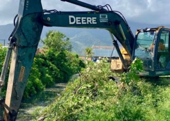 Prefeitura de Caraguatatuba intensifica limpeza de rios para melhorar drenagem