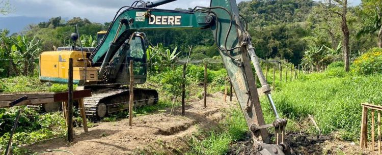 Prefeitura de Caraguatatuba limpa valas de drenagem da região Sul para as chuvas de verão