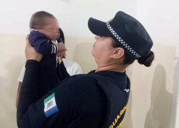 Bebê engasgado é salvo por guardas em Bertioga