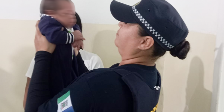 Bebê engasgado é salvo por guardas em Bertioga