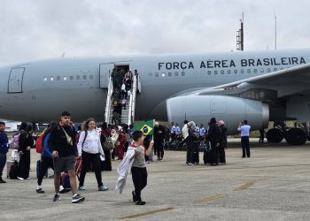 Quinto voo de repatriação pousa em São Paulo. Operação soma 1.105 brasileiros e familiares resgatados do Líbano