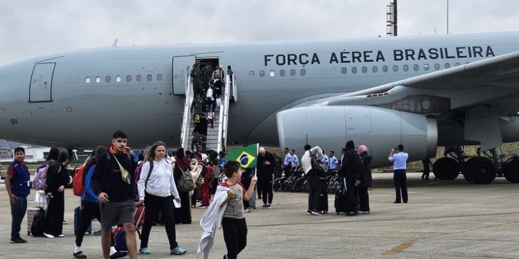Quinto voo de repatriação pousa em São Paulo. Operação soma 1.105 brasileiros e familiares resgatados do Líbano