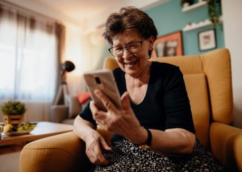 Governo Federal lança repositório de materiais de Educação Digital e Midiática para pessoas idosas