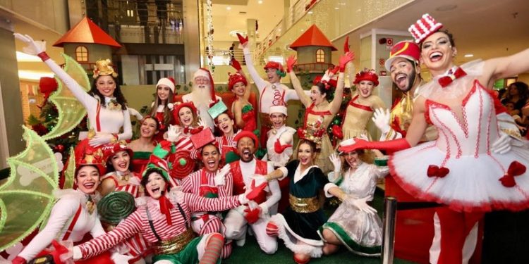 Esquilos alegram a chegada do Papai Noel no CenterVale Shopping