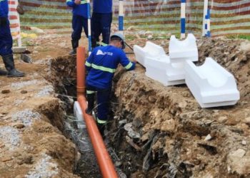Obras de esgoto são executadas nos bairros Golfinhos, Morro do Chocolate, Capricórnio e Massaguaçu