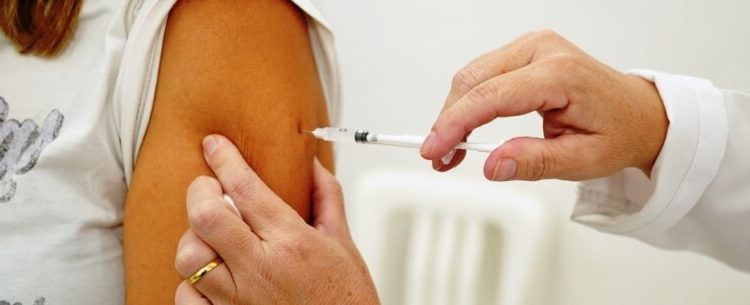 Campanha de vacinação contra a febre amarela imuniza 474 pessoas em Caraguatatuba