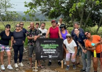 Caraguatatuba avança na Gestão de Resíduos com plantio de mudas e placas de sensibilização no Pontal Santamarina
