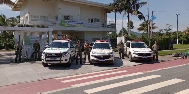 Agentes da ‘Operação Força-Tarefa’ ambiental realizam demolição e aplicam multa em Bertioga