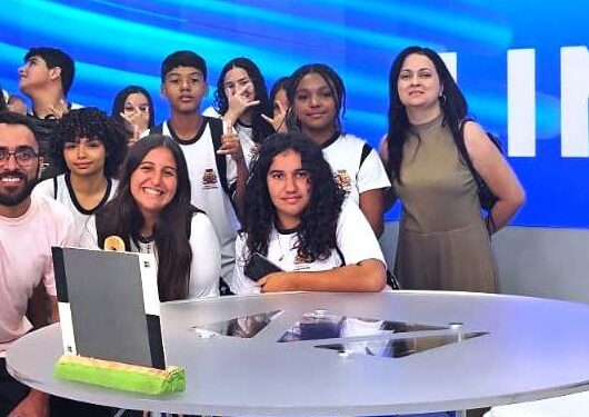 Alunos do 9º ano da EMEF Professora Antonia Antunes Arouca visitam sede da TV Vanguarda em São José dos Campos