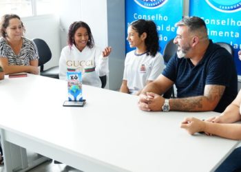 Alunos do 8º ano da EMEF Professor Euclydes Ferreira recebem prêmio do Programa Boa Energia nas Escolas da empresa EDP