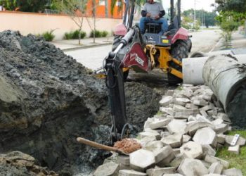 Prefeitura de Caraguatatuba continua com obras de drenagem de Norte a Sul
