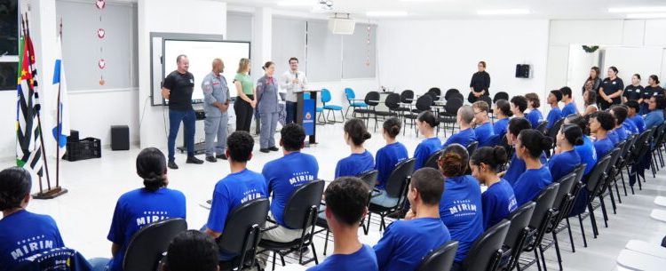 Alunos da Guarda-Mirim recebem certificado do projeto “Bombeiro na Escola”