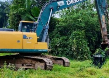 Prefeitura de Caraguatatuba faz a limpeza de valas de drenagem no Travessão