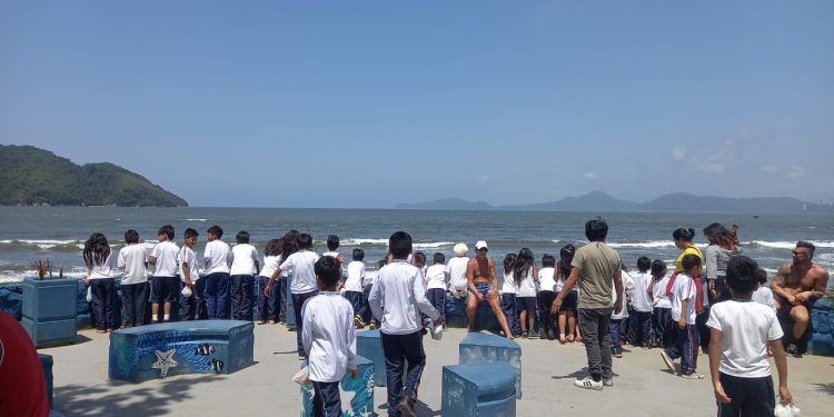 Alunos indígenas de Bertioga aprendem sobre vida marinha em visita ao aquário