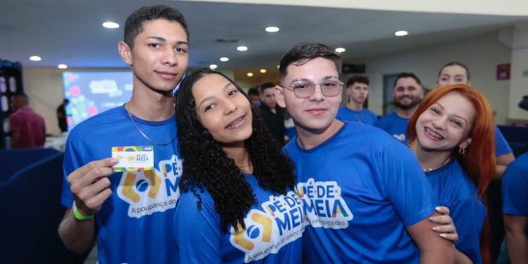 Pagamento do Pé-de-Meia começa na próxima segunda (25/11). Confira calendário