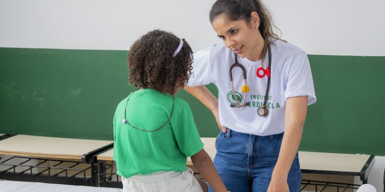 Instituto Verdescola, em parceria com o Ensino Einstein, realiza 6º Mutirão da Saúde com atendimento médico gratuito na Vila Sahy