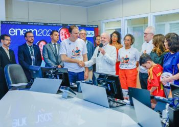 “Educação é símbolo de independência”, afirma Lula em visita à Sala de Situação do Enem 2024