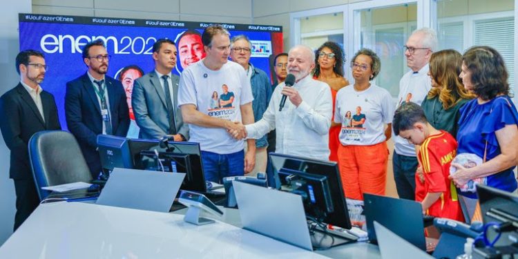 “Educação é símbolo de independência”, afirma Lula em visita à Sala de Situação do Enem 2024
