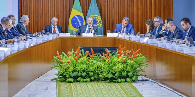 “A apresentação dessa PEC é o começo de uma grande discussão que a gente quer fazer sobre segurança pública nesse país”, diz Lula a governadores