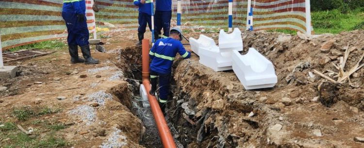 Obras de esgoto são executadas nos bairros Golfinhos, Santa Rosa, Capricórnio e Massaguaçu