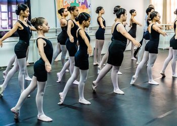 Cerca de 600 alunos de ballet da prefeitura de Bertioga realizam exame técnico