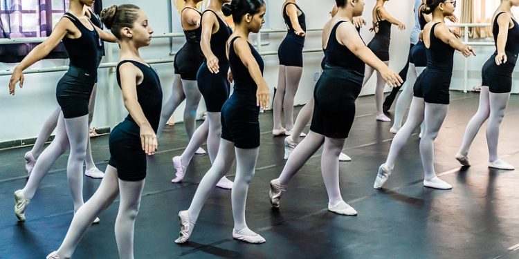 Cerca de 600 alunos de ballet da prefeitura de Bertioga realizam exame técnico