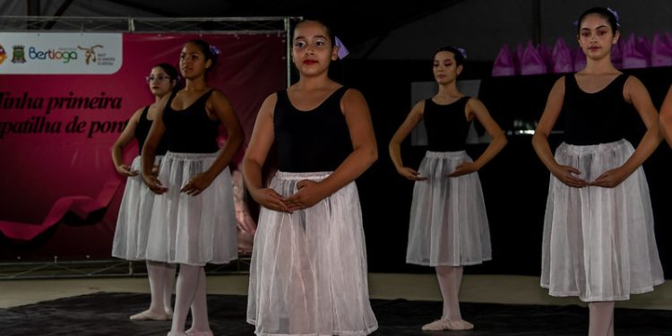 Mais de 70 bailarinas realizam sonho de receber a sapatilha de ponta em cerimônia realizada pela prefeitura de Bertioga