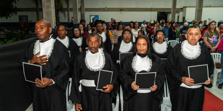 Bertioga forma 20 alunos da Educação de Jovens e Adultos