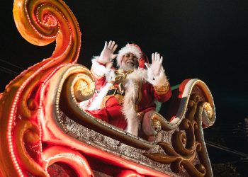 Parada de Natal leva milhares de pessoas às ruas de Bertioga e emociona moradores e turistas