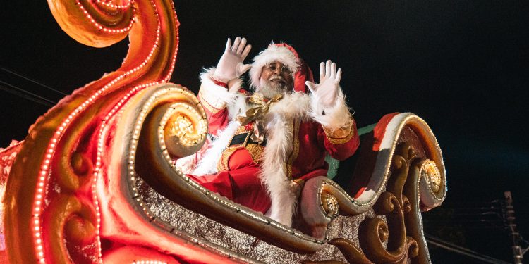 Parada de Natal leva milhares de pessoas às ruas de Bertioga e emociona moradores e turistas