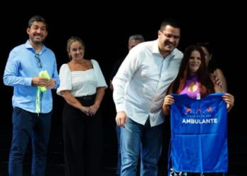 Ambulantes regularizados de Caraguatatuba recebem licenças e coletes de identificação para trabalhar em 2025