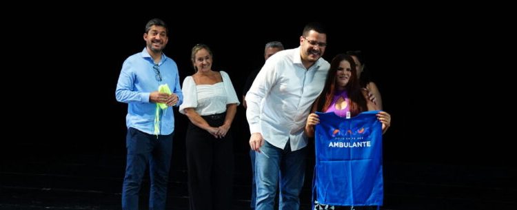 Ambulantes regularizados de Caraguatatuba recebem licenças e coletes de identificação para trabalhar em 2025