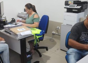 Prefeitura de Caraguatatuba entrega licenças de ambulante de 2025 e coletes de identificação