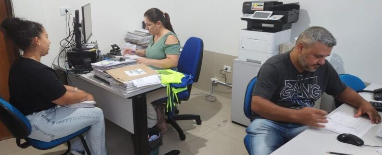 Prefeitura de Caraguatatuba entrega licenças de ambulante de 2025 e coletes de identificação