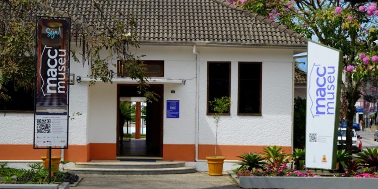         Exposições no MACC apresentam pintura, bordado ativista e fotografia