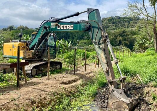 Prefeitura de Caraguatatuba faz limpeza de valas de drenagem na região Sul
