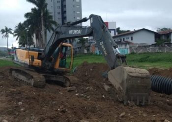 Prefeitura de Caraguatatuba prossegue no assentamento de tubos de drenagem no bairro Massaguaçu