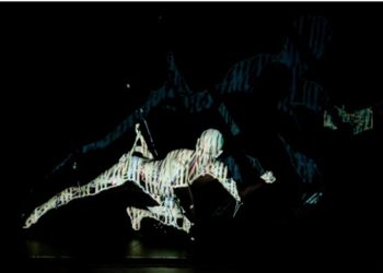 Espetáculo gratuito de dança, artes visuais, performance e tecnologia  chega a Caraguatatuba e a  São Sebastião