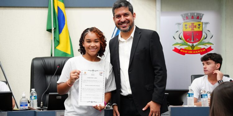 Câmara Municipal realiza sessão solene de encerramento do Programa Câmara Jovem 2024