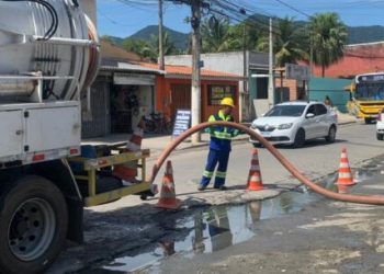 Governo Municipal de Caraguatatuba atua na desobstrução de galeria de águas pluviais no Perequê-Mirim