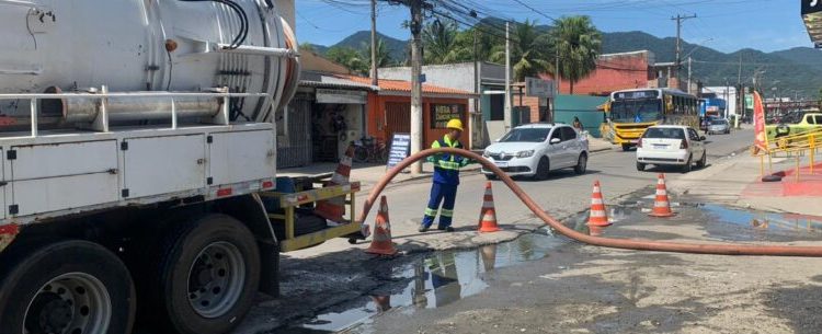 Governo Municipal de Caraguatatuba atua na desobstrução de galeria de águas pluviais no Perequê-Mirim