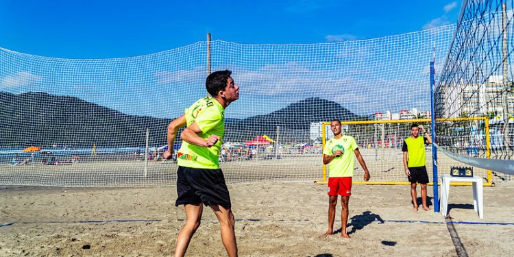 Torneio de futevôlei movimenta Praia da Enseada neste sábado (18)