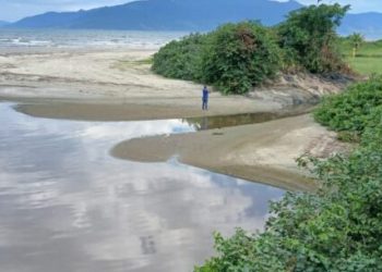 Prefeitura de Caraguatatuba realiza desobstrução da vala de drenagem entre bairros Jardim Britânia e Aruan