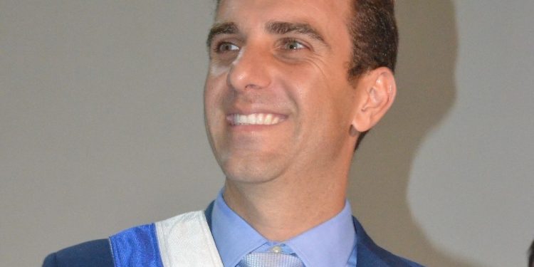 Mateus Silva toma posse e coloca contratos e licitações sob análise em Caraguatatuba