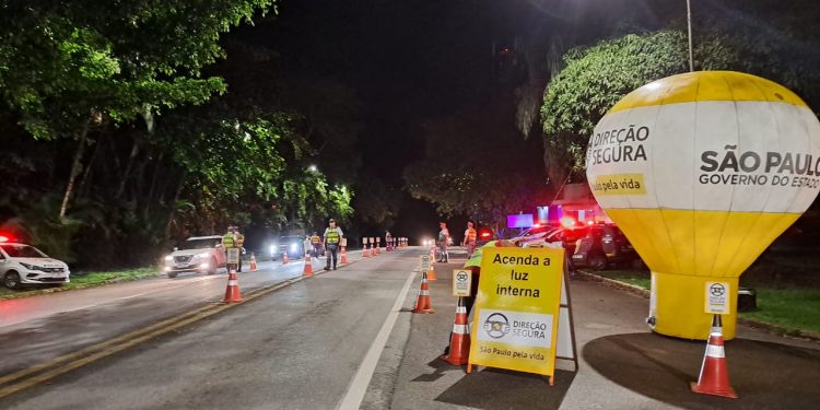 Detran-SP autua 13 motoristas durante Operação Direção Segura Integrada em Caraguatatuba